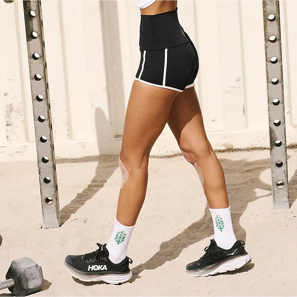 Hoka Women’s Clifton 8 Sneaker in Black/White sz 6.5 New in Box - Picture 2 of 8